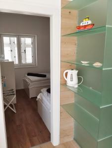 a room with glass shelves and a bedroom at Sobe Tramontana in Murter