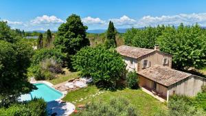 an aerial view of a house with a swimming pool at Villa Pio in Roquebrune-sur-Argens