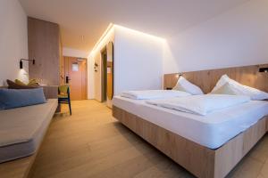 Łóżko lub łóżka w pokoju w obiekcie Kronplatz-Resort Hotel Kristall