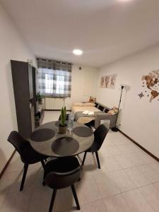 ein Wohnzimmer mit Tisch, Stühlen und einem Bett in der Unterkunft Valle Cinque in Fano