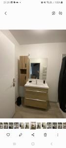 un bagno con lavandino e specchio di Agréable maison dans petit village calme a Floure