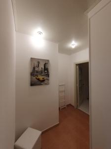 a white room with a picture on the wall at A casa di Picci in Avola +5 photos