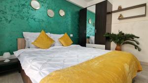 En eller flere senge i et værelse på Central Zen Loft - Comfort & Space for Groups - 3 Double Beds, 2 Baths