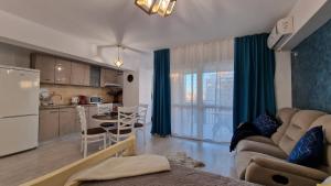 Køkken eller tekøkken på Central Zen Loft - Comfort & Space for Groups - 3 Double Beds, 2 Baths