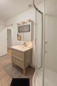 a bathroom with a sink and a shower at Nid douillet proche Mer in Saint-Valéry-en-Caux