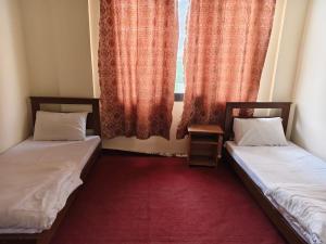 سرير أو أسرّة في غرفة في Skardu Luxus Hotel