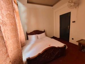 سرير أو أسرّة في غرفة في Skardu Luxus Hotel