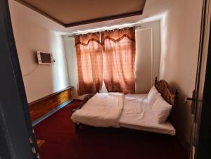 سرير أو أسرّة في غرفة في Skardu Luxus Hotel
