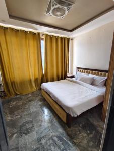 سرير أو أسرّة في غرفة في Skardu Luxus Hotel