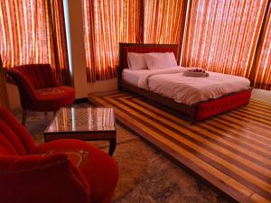 سرير أو أسرّة في غرفة في Skardu Luxus Hotel