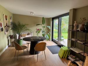 a room with a table and chairs and a window at B&B De Meije in Nieuwkoop