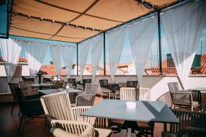 Second Life in Piran - Hotel Zala Piran with private parking and shuttle service餐厅或其他用餐的地方