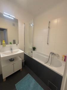 Koupelna v ubytování Central Alpha Apartment 7min to the city centar