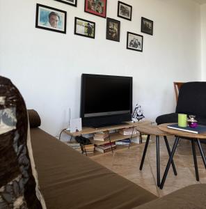 ein Wohnzimmer mit einem Flachbildfernseher auf einem Tisch in der Unterkunft Bumblebee in Spille