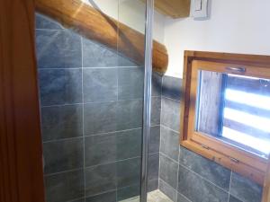 ein Badezimmer mit Dusche mit Glastür in der Unterkunft Gîte de Charme 10 Pers avec Cheminée et Parking - FR-1-467-100 in Le Grand-Bornand