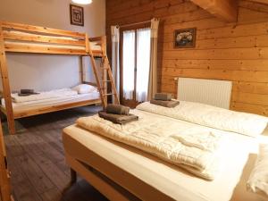 Giường trong phòng chung tại Demi-chalet, 4 chambres, sauna, accès facile aux remontées, idéal pour 11 pers. - FR-1-676-18