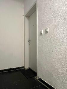 un pasillo vacío con una puerta en un edificio en Rhein Apart 1 near Cologne Messe, en Colonia