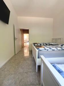 Habitación con 2 camas y pasillo. en Rhein Apart 1 near Cologne Messe, en Colonia