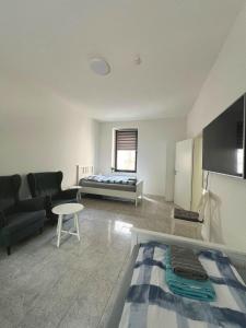 sala de estar con sofá, mesa y TV en Rhein Apart 1 near Cologne Messe, en Colonia