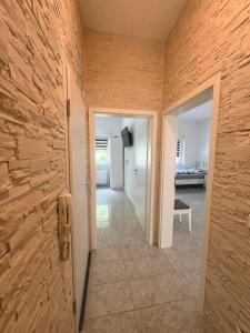 un pasillo en una casa con una pared de piedra en Rhein Apart 1 near Cologne Messe, en Colonia 2 fotos más