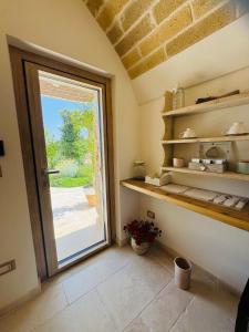 une pièce avec une porte, des étagères et une fenêtre dans l'établissement A casa di Claudia, à Martina Franca 54 autres photos
