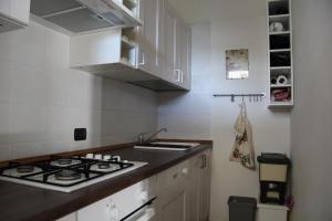 Η κουζίνα ή μικρή κουζίνα στο Soleado Apartment - Un sogno tra le meraviglie di Marinagri