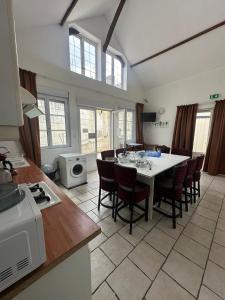 a kitchen with a table and chairs in a room at Maison de ville idéale pour groupes et familles in Azay-le-Rideau