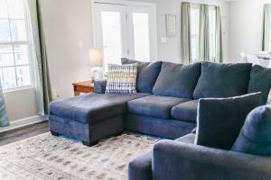 Χώρος καθιστικού στο Sojourn Bay Breeze Retreat 4 BR Beach Home