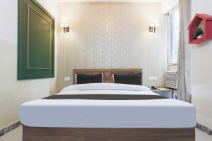 Ένα ή περισσότερα κρεβάτια σε δωμάτιο στο Hotel O Dehradun Pacific Mall