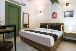 Ένα ή περισσότερα κρεβάτια σε δωμάτιο στο Hotel O Dehradun Pacific Mall