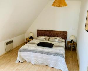 a bedroom with a large bed in a attic at L'écluse appartement vue sur mer in Port-en-Bessin-Huppain