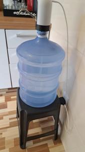 ein großer Behälter mit Wasser auf einem Ständer in der Unterkunft Aconchegante casa à beira da praia in Maricá