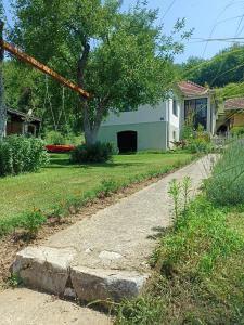 Zahrada ubytování Rustična kuća CRVENA STENA u blizini kućice na Drini