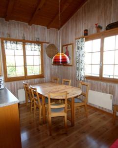 ein Esszimmer mit einem Holztisch und Stühlen in der Unterkunft Chalet Dalecarlia in Nendaz