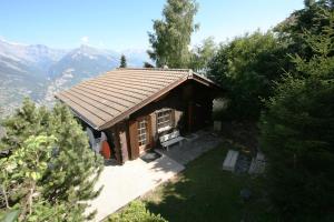 ein kleines Haus mit Bergblick in der Unterkunft Chalet Dalecarlia in Nendaz