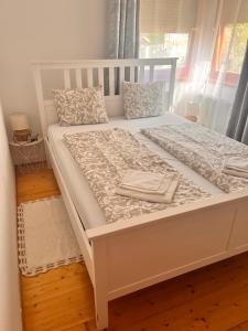 Posteľ alebo postele v izbe v ubytovaní Rege apartman 2