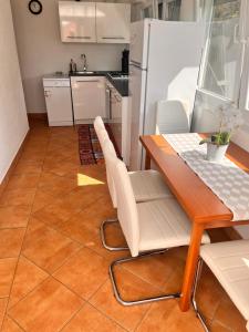Kuchyňa alebo kuchynka v ubytovaní Rege apartman 2