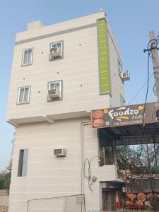 Το κτήριο όπου στεγάζεται  το ξενοδοχείο διαμερισμάτων