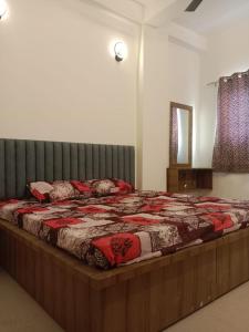 Ένα ή περισσότερα κρεβάτια σε δωμάτιο στο Foodzo Hotel