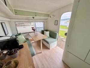 TV a/nebo společenská místnost v ubytování Strandbad Steckborn mit Herberge, Camping & Glamping