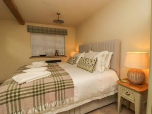 een slaapkamer met een bed met handdoeken erop bij Bridge House Cottage in Harrogate