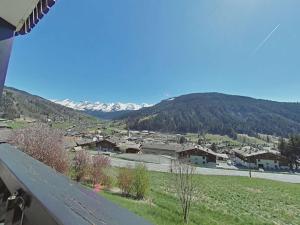 widok na miasto z górami w tle w obiekcie Superbe studio 4 pers au Grand-Bornand avec balcon, navette proche - FR-1-241-245 w mieście Le Grand-Bornand