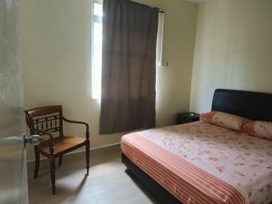 Кровать или кровати в номере Holiday Home PD Perdana Condo