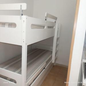 Palanda nebo palandy na pokoji v ubytování Casa Vacanza Il Pontile Monolocale Santa Maria Del Cedro