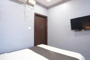 TV a/nebo společenská místnost v ubytování Shiva Guest House