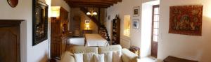 a living room with a couch and a table at La Roseraie, authentique maison du Périgord noir in Plazac