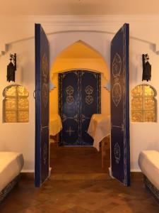 Llit o llits en una habitació de Hotel Al Alba Hammam & Restaurant