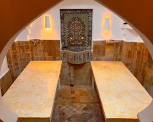 Llit o llits en una habitació de Hotel Al Alba Hammam & Restaurant