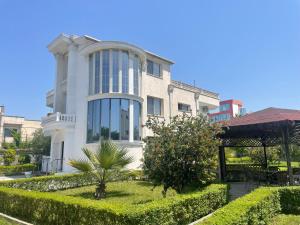 una casa bianca con giardino e gazebo di Vila BriArt a Durrës Altre 37 foto