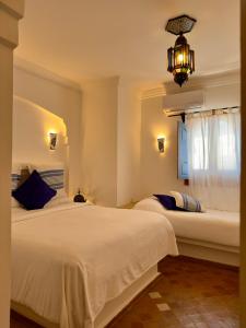 Llit o llits en una habitació de Hotel Al Alba Hammam & Restaurant